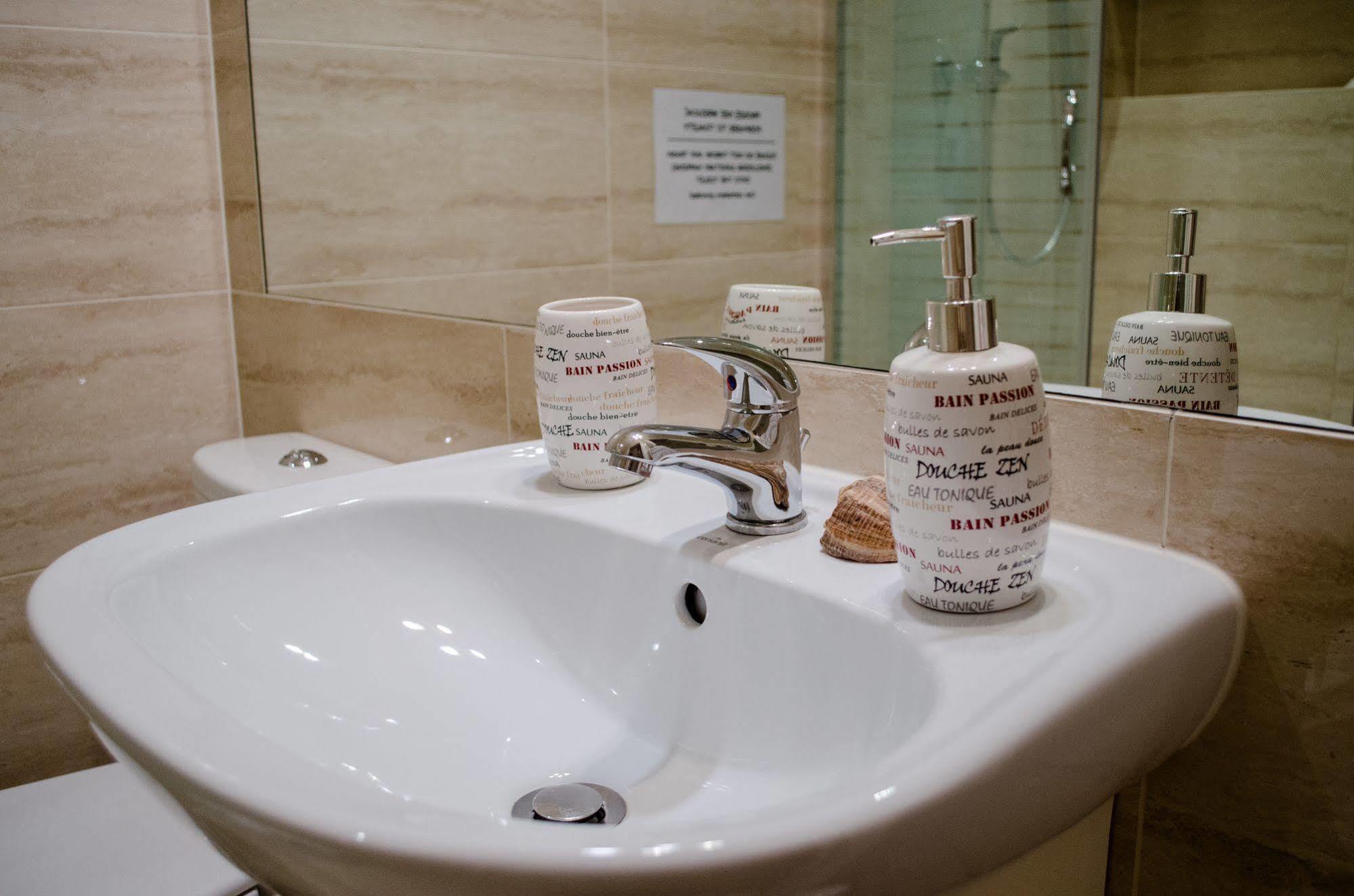 Royal Route 29 Comfort Rooms คราคูฟ ภายนอก รูปภาพ